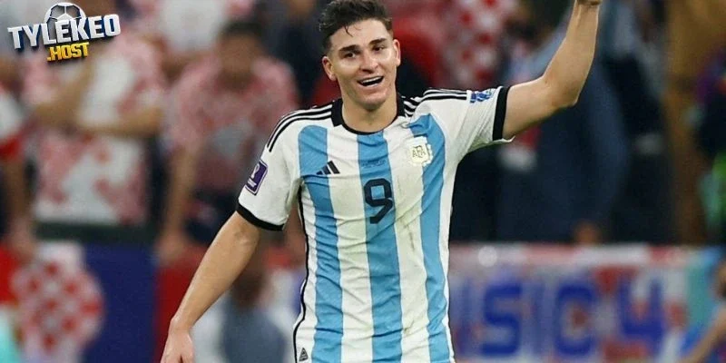 Alvarez tỏa sáng trước Tottenham